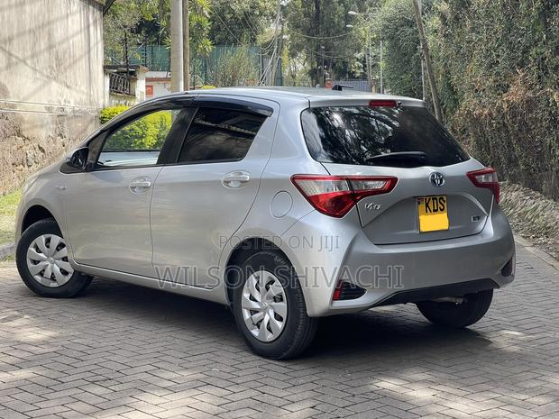 Toyota Vitz 2017 Silver