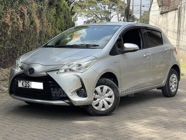 Toyota Vitz 2017 Silver