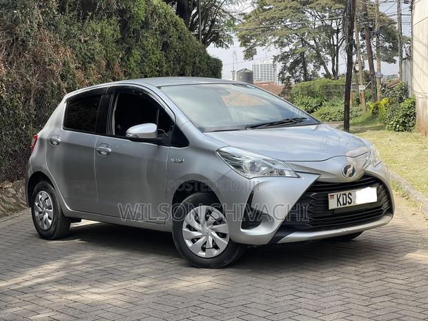 Toyota Vitz 2017 Silver