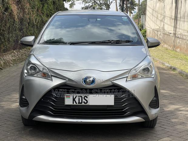 Toyota Vitz 2017 Silver