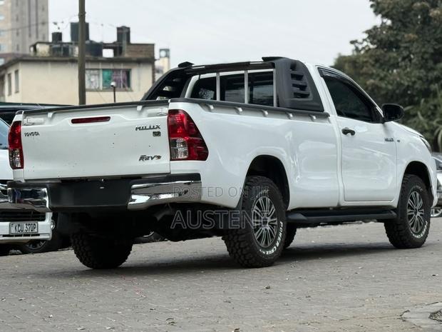 Toyota Hilux 2019 White