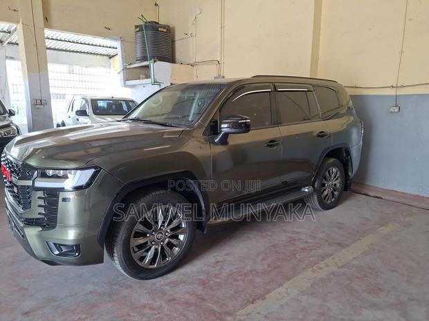 Toyota Land Cruiser LC300 2022 Green
