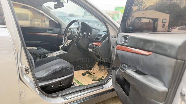 Subaru Outback 2.5i Limited 2011 Gold