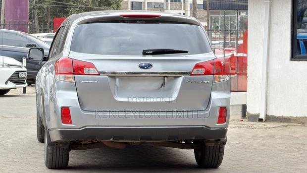 Subaru Outback 2.5i Limited 2011 Gold