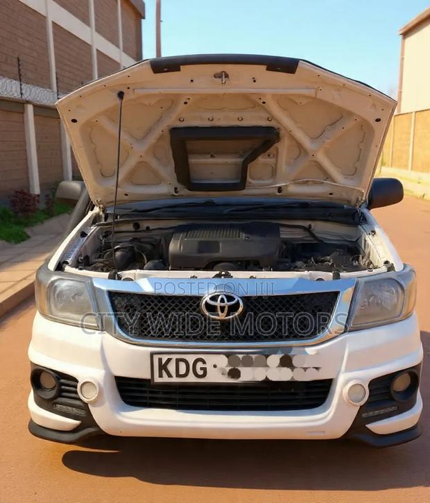 Toyota Hilux 2014 White