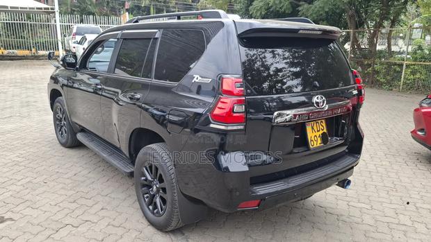 Toyota Land Cruiser Prado 2022 Black