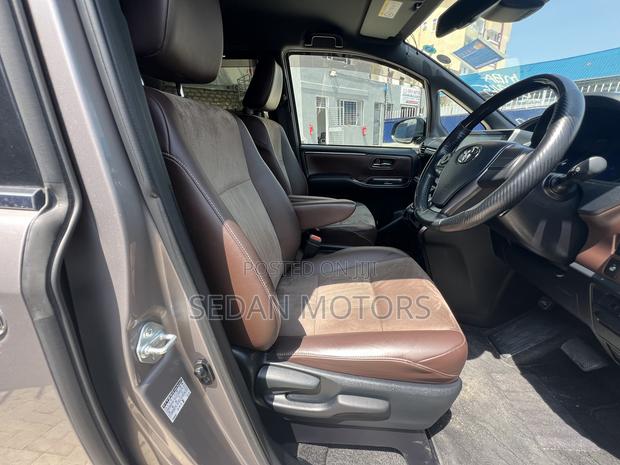 Toyota Esquire 2019 Gold