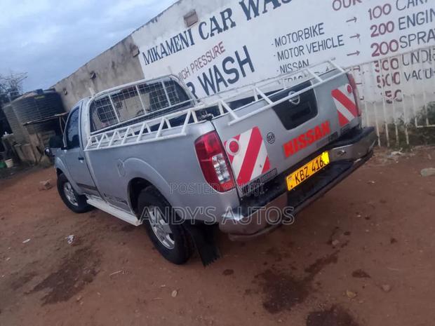 Nissan NP300 2010 Silver