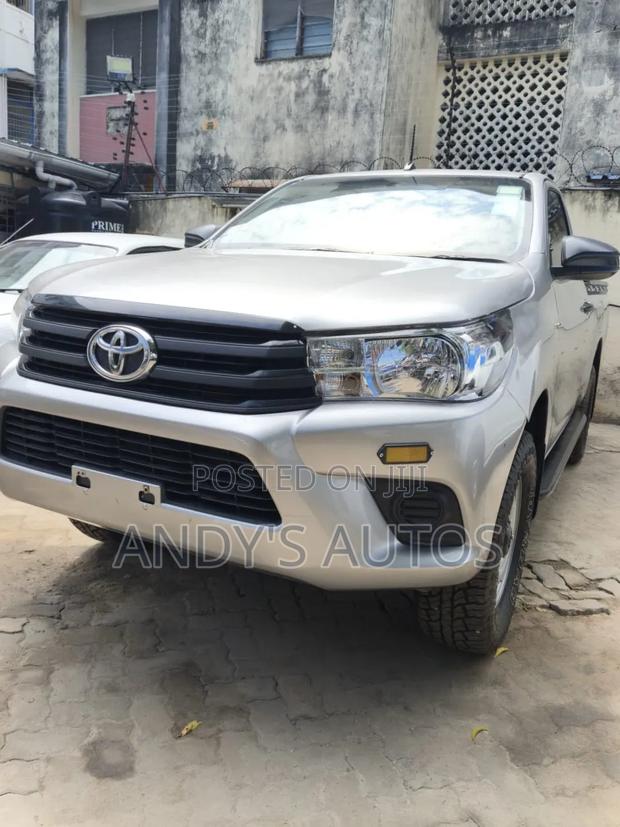 Toyota Hilux 2022 Silver