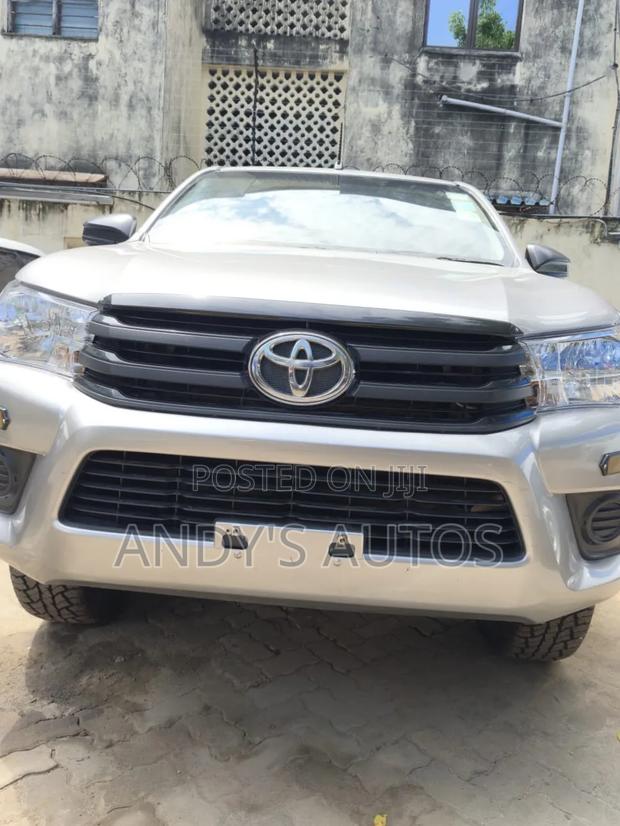 Toyota Hilux 2022 Silver