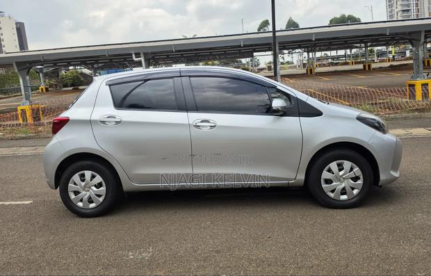 Toyota Vitz 2015 Silver