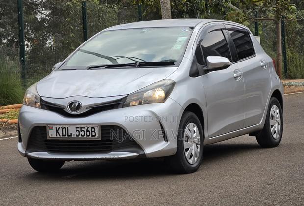 Toyota Vitz 2015 Silver