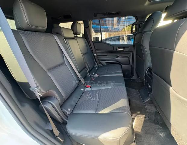 Toyota Land Cruiser Prado 2024 Pearl