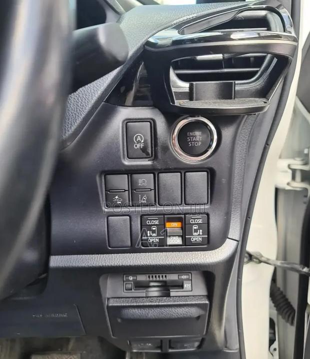 Toyota Voxy 2019 Pearl