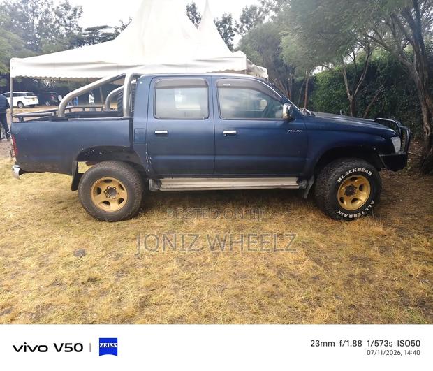 Toyota Hilux 1999 Blue