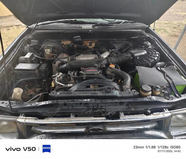 Toyota Hilux 1999 Blue