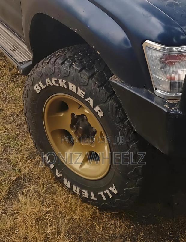 Toyota Hilux 1999 Blue