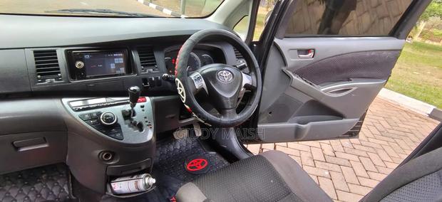 Toyota ISIS 2009 Black