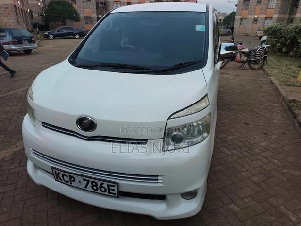 Toyota Voxy 2011 Pearl