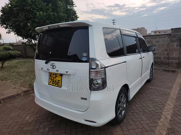Toyota Voxy 2011 Pearl