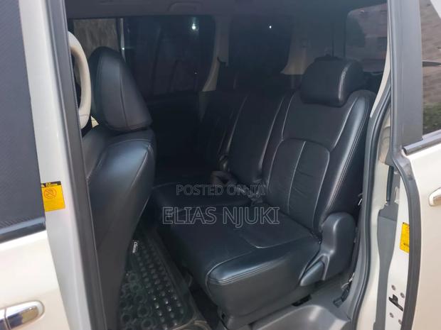 Toyota Voxy 2011 Pearl