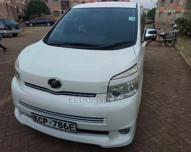 Toyota Voxy 2011 Pearl