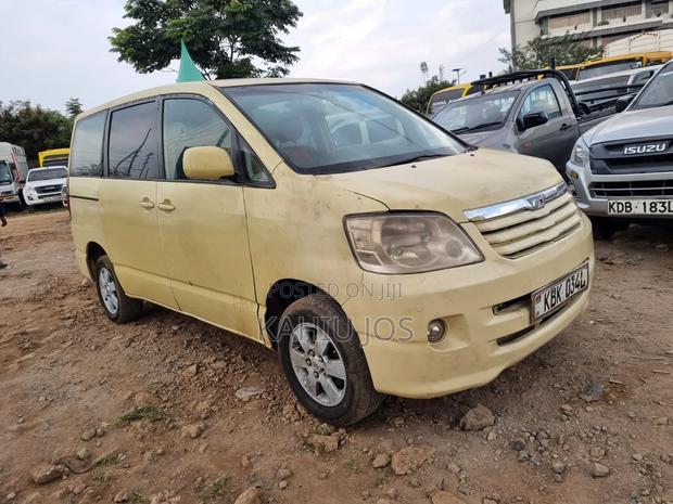 Toyota Noah 2005 Yellow
