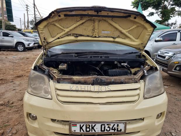 Toyota Noah 2005 Yellow