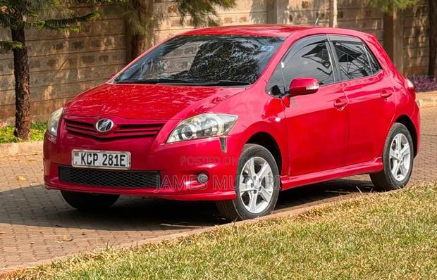 Toyota Auris 2010 Red
