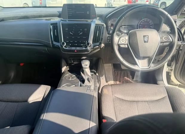 Toyota Crown 2019 Off white