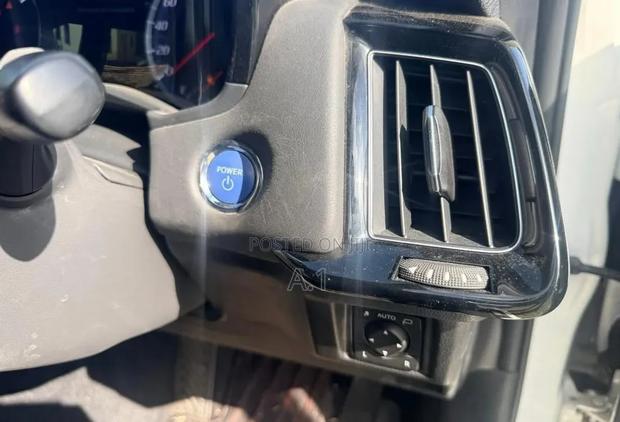 Toyota Crown 2019 Off white