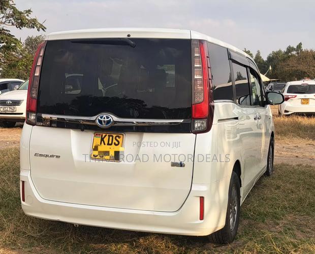 Toyota Esquire 2017 White