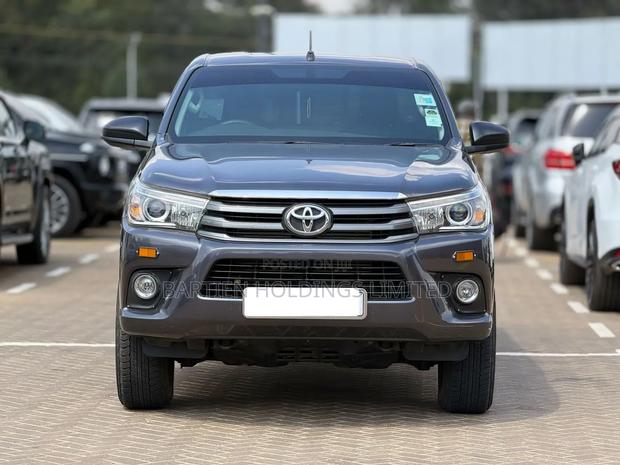 Toyota Hilux 2023 Gray