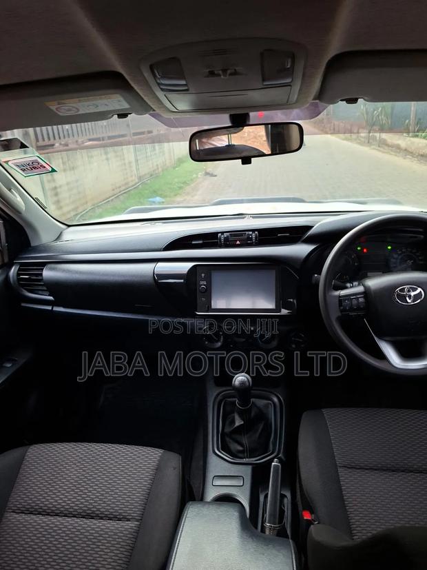 Toyota Hilux 2021 White