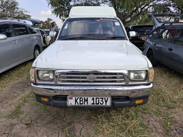 Toyota Hilux 2004 White