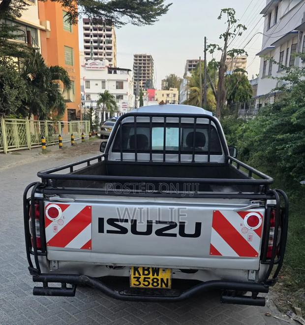 Isuzu D-MAX 2010 Silver