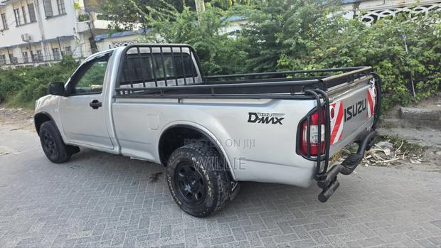 Isuzu D-MAX 2010 Silver