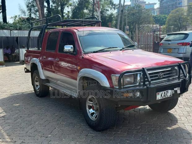 Toyota Hilux 2023 Maroon