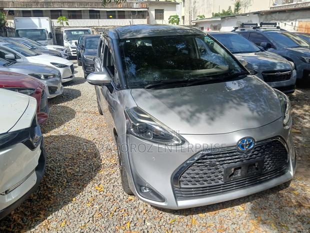 Toyota Sienta 2018 Gray