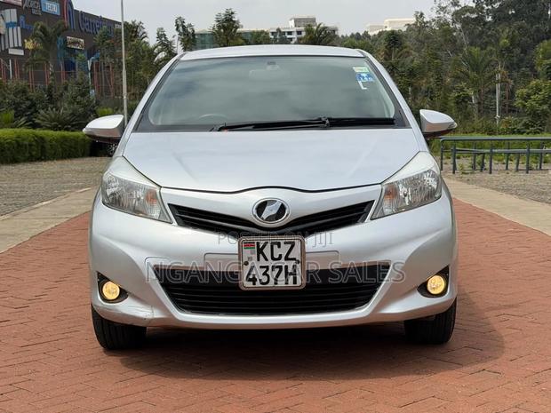 Toyota Vitz 2012 Silver