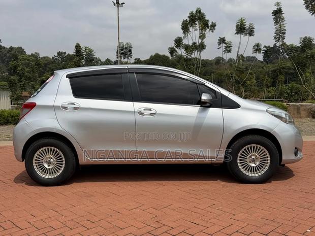 Toyota Vitz 2012 Silver