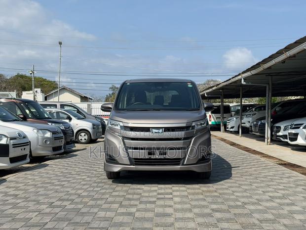 Toyota Noah 2019 Silver