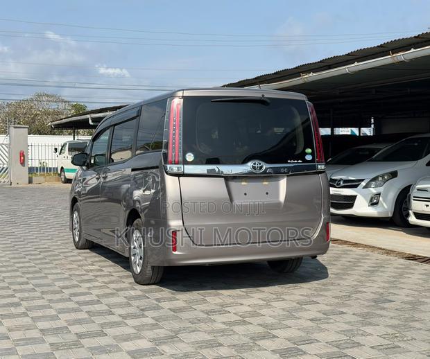Toyota Noah 2019 Silver
