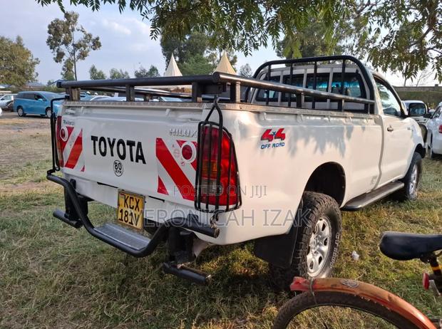Toyota Hilux 2009 White
