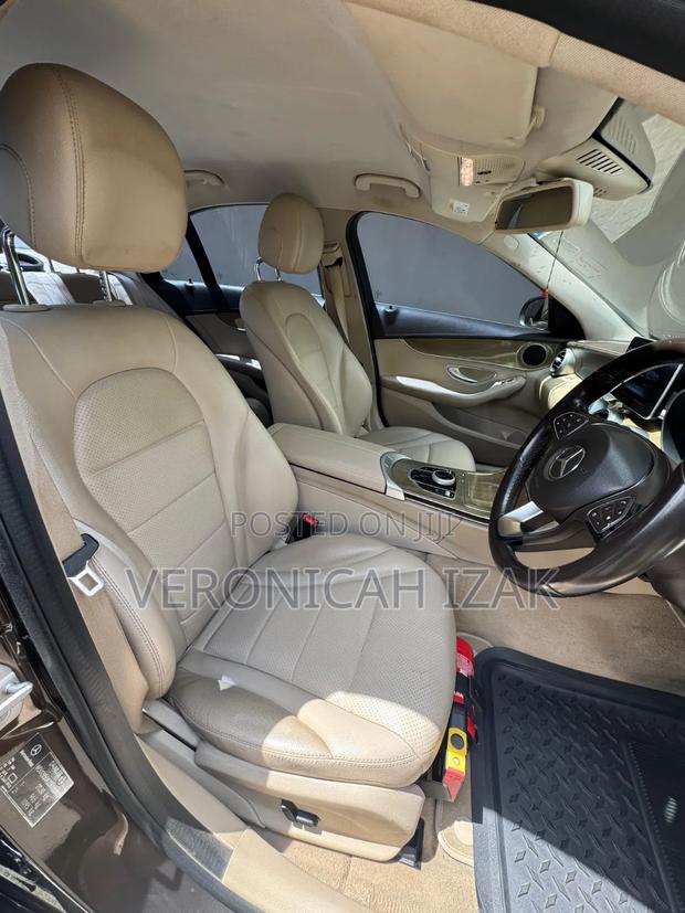 Mercedes-Benz C200 2016 Brown
