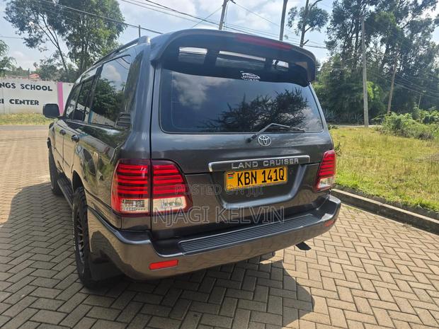 Toyota Land Cruiser 2005 Gray
