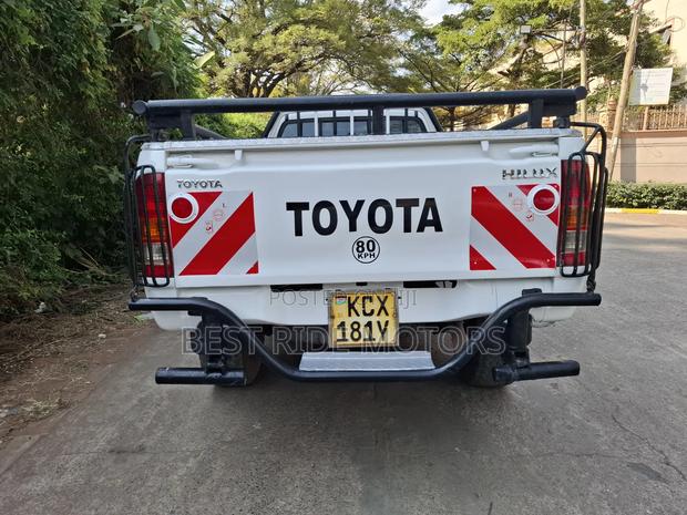Toyota Hilux 2.5 D-4D 4X4 SRX 2010 Pearl