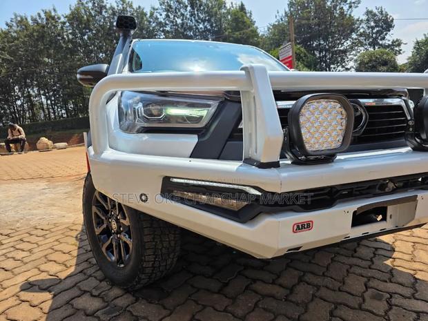 Toyota Hilux 2022 White