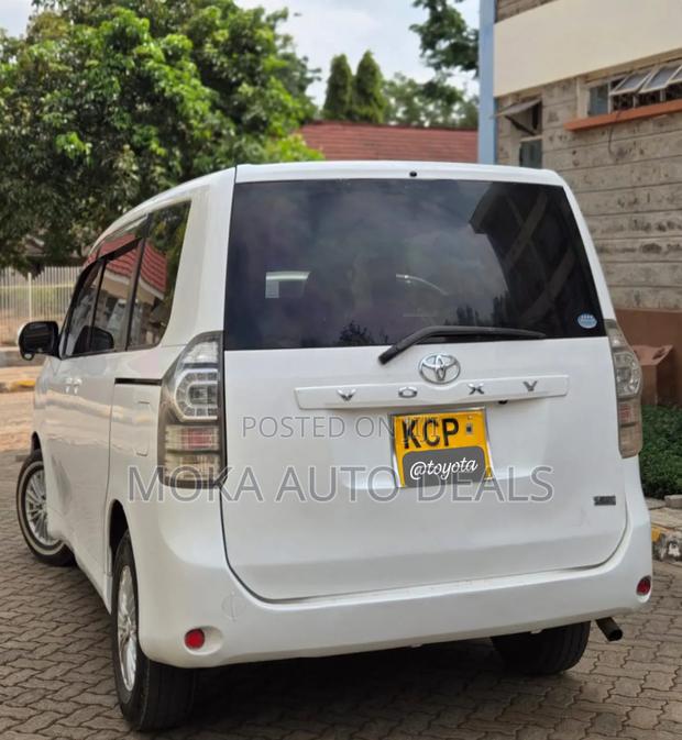 Toyota Voxy X 2WD 7-Seater 2011 White