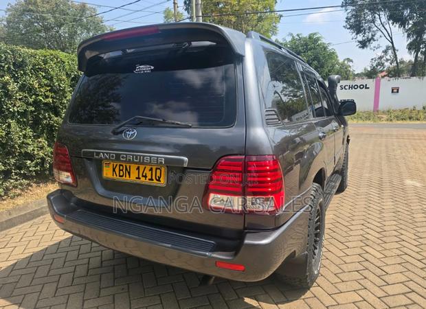 Toyota Land Cruiser 2005 Gray